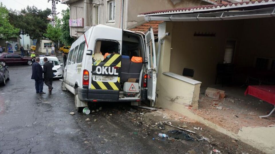 Öğrenci servisinin freni boşaldı: 8 yaralı