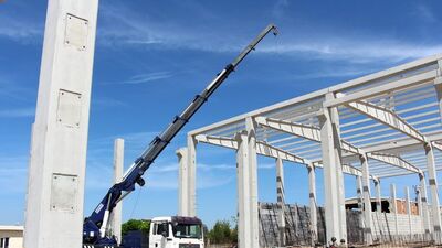 Acı haber! Vincin haladı koptu, beton blok işçilerin üzerine düştü