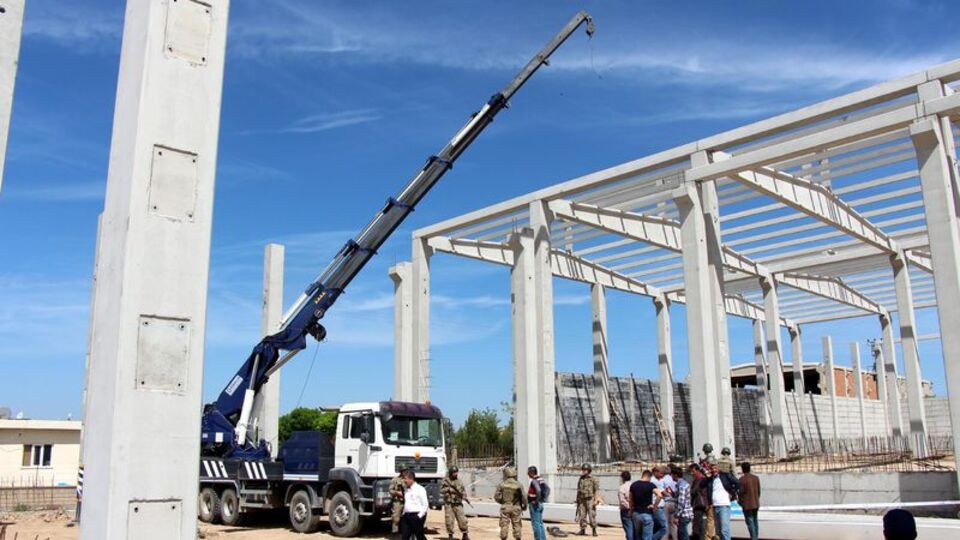 Acı haber! Vincin haladı koptu, beton blok işçilerin üzerine düştü