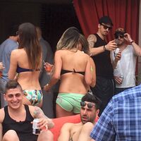 Zlatan alemde! Bikinili parti...