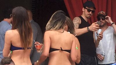 Zlatan alemde! Bikinili parti...