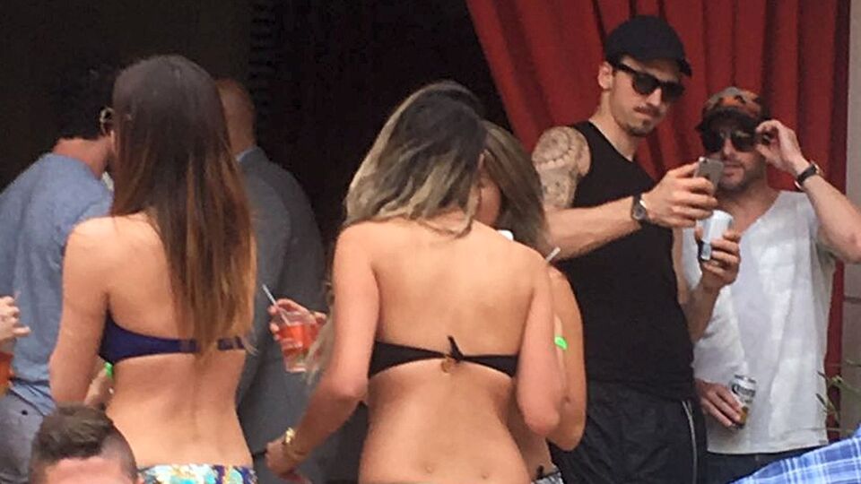 Zlatan alemde! Bikinili parti...