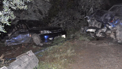 Kamyonet otomobille çarpıştı: 3 ölü, 2 yaralı