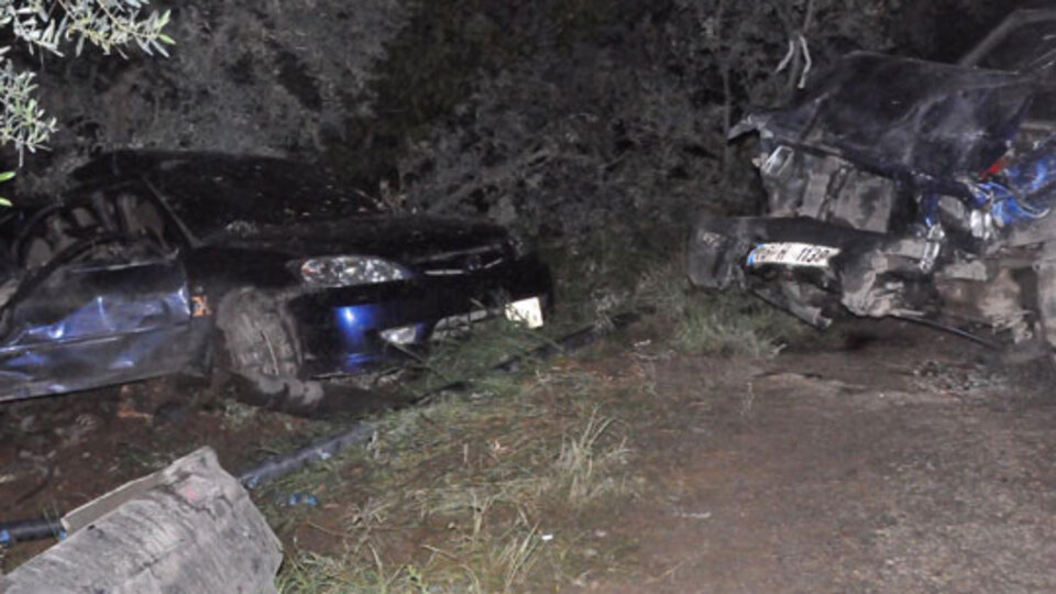 Kamyonet otomobille çarpıştı: 3 ölü, 2 yaralı