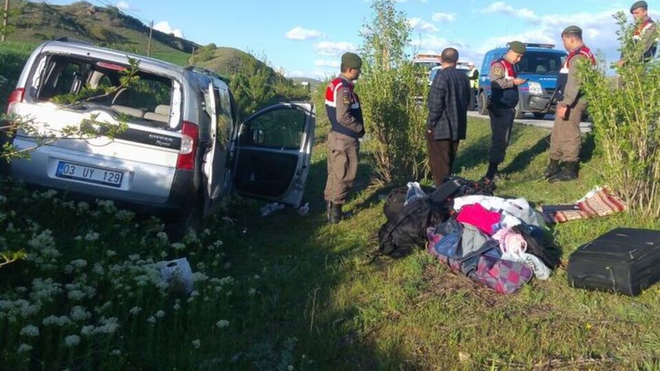 Çorum'da feci kaza: Şarampole uçtular!