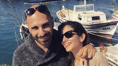 Eşine şarkı yazdı!