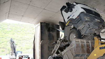 Damper kabusu: Sürücü tavana çarpıp ezildi!