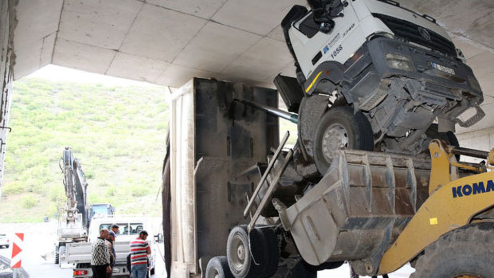 Damper kabusu: Sürücü tavana çarpıp ezildi!