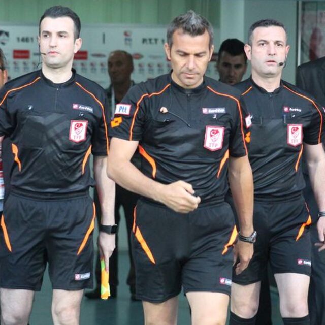 Hakemler 5 dakika geç çıktı!