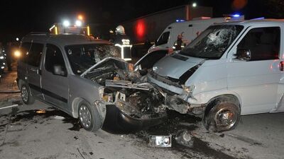 2 araç kafa kafaya çarpıştı