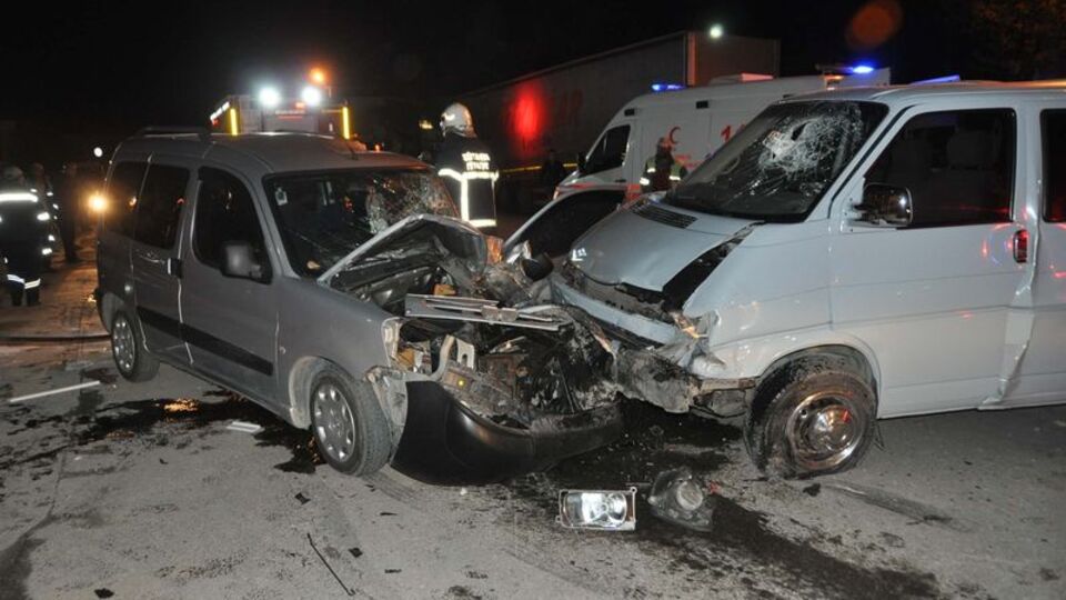 2 araç kafa kafaya çarpıştı