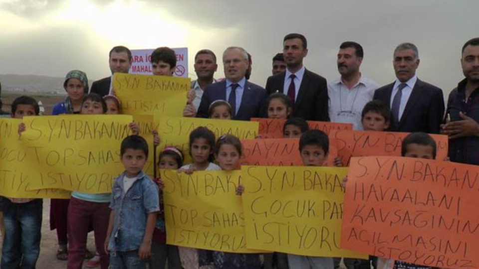 Çocuklar Bakan Yardımcısı'nın yolunu neden kesti?