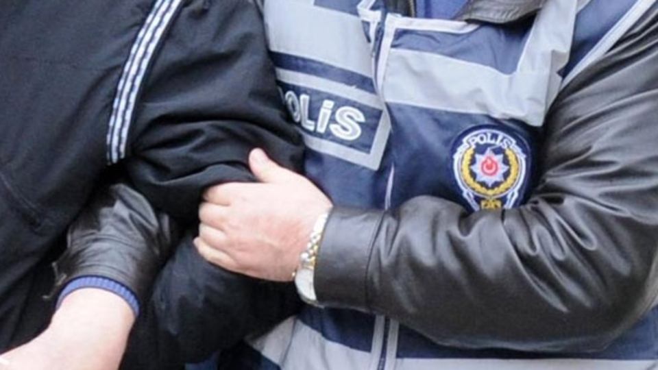 Barışmaları için aracı oldu, üçü aynı evde buluştu! Sonrası korkunç!