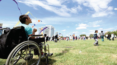 Rengârenk uçurtma şenliği