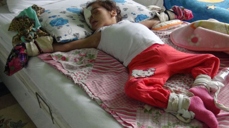 Dişlerini söküyor, burnunu parçalıyordu... Minik Selen'den acı haber geldi!