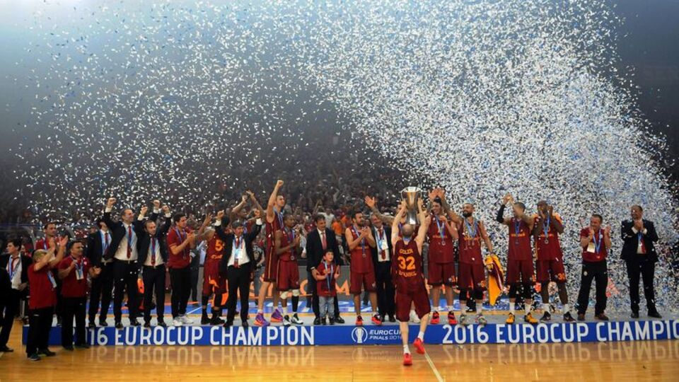 Zafer tişörtleri satışta