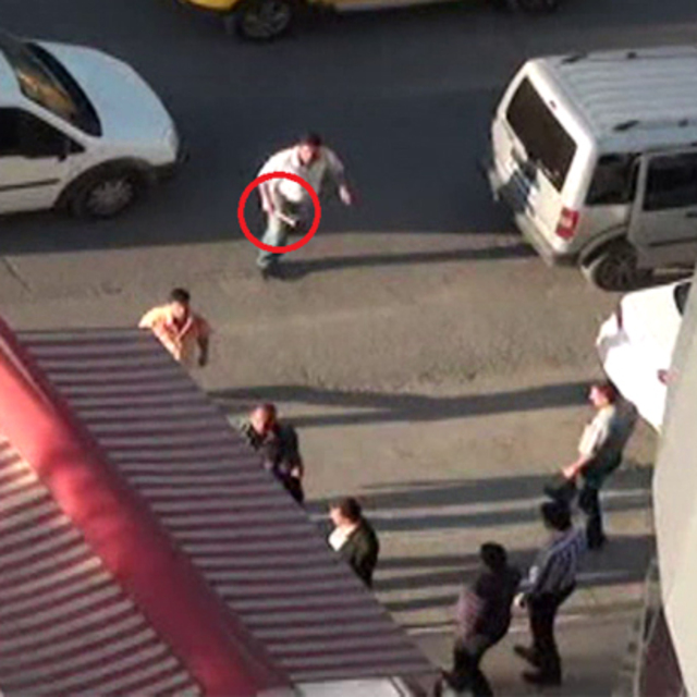 Polise davul tokmağı ile saldırdı!