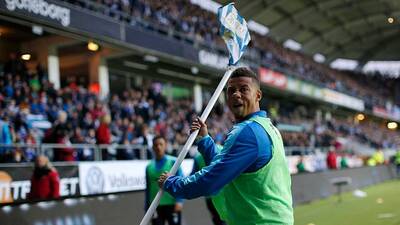 Çıldırdı, direği tribüne attı!