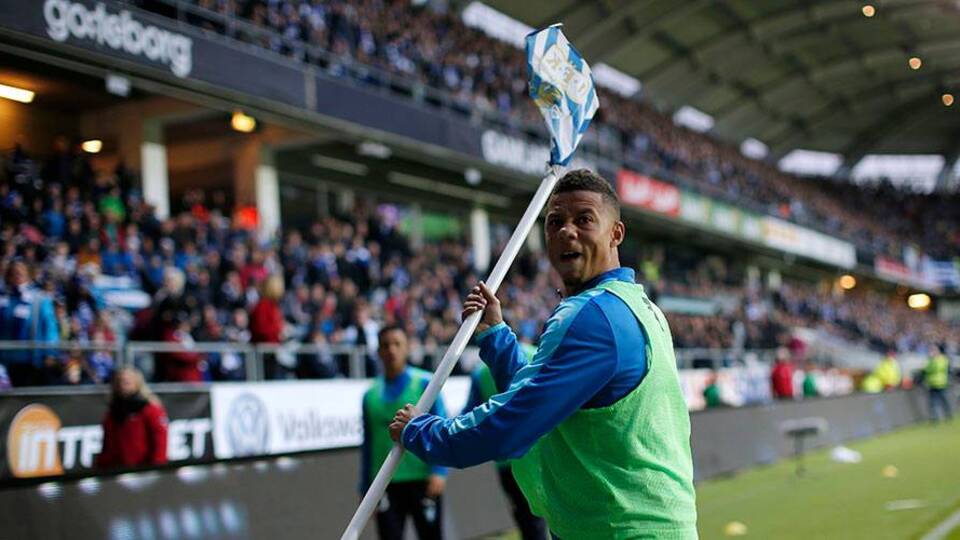 Çıldırdı, direği tribüne attı!