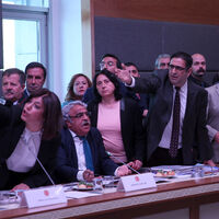 Birbirlerine dokundular! Görüşmelere 'yumruk' arası