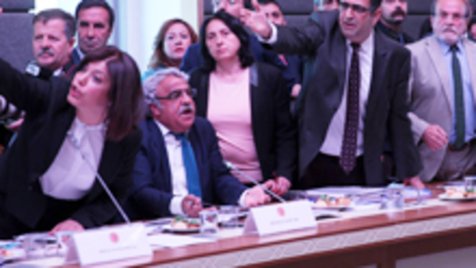 Birbirlerine dokundular! Görüşmelere 'yumruk' arası