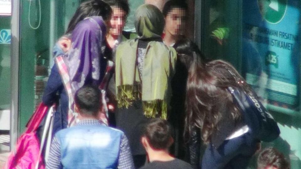 Liseli kızlar cadde ortasında kavga etti