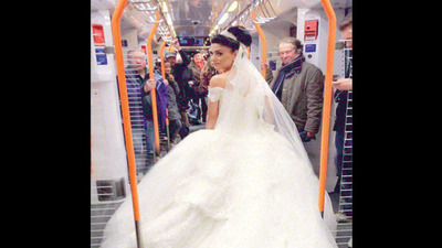 Metrodaki Türk gelini 'kaçıyor' sanmışlar