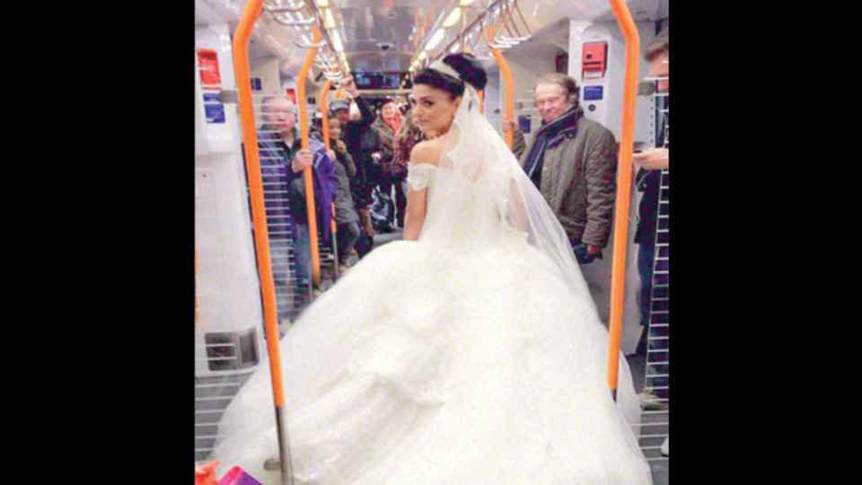 Metrodaki Türk gelini 'kaçıyor' sanmışlar