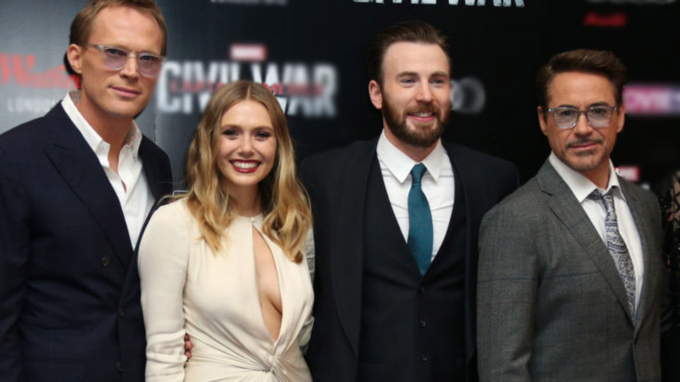 Gözlerini rol arkadaşının göğüslerinden alamadı