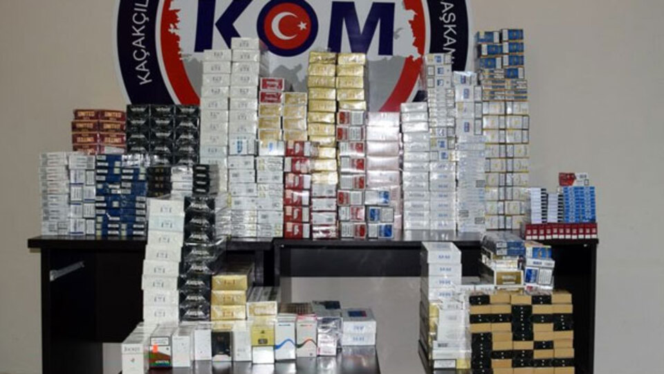 İzmir'de kaçak sigara baskını: 4 gözaltı