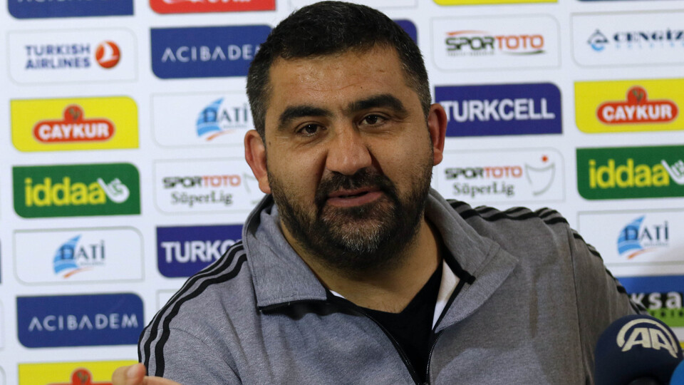 Özat futbolcularıyla vedalaştı