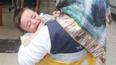 1 yaşındaki bebeği boş araziye bıraktılar!