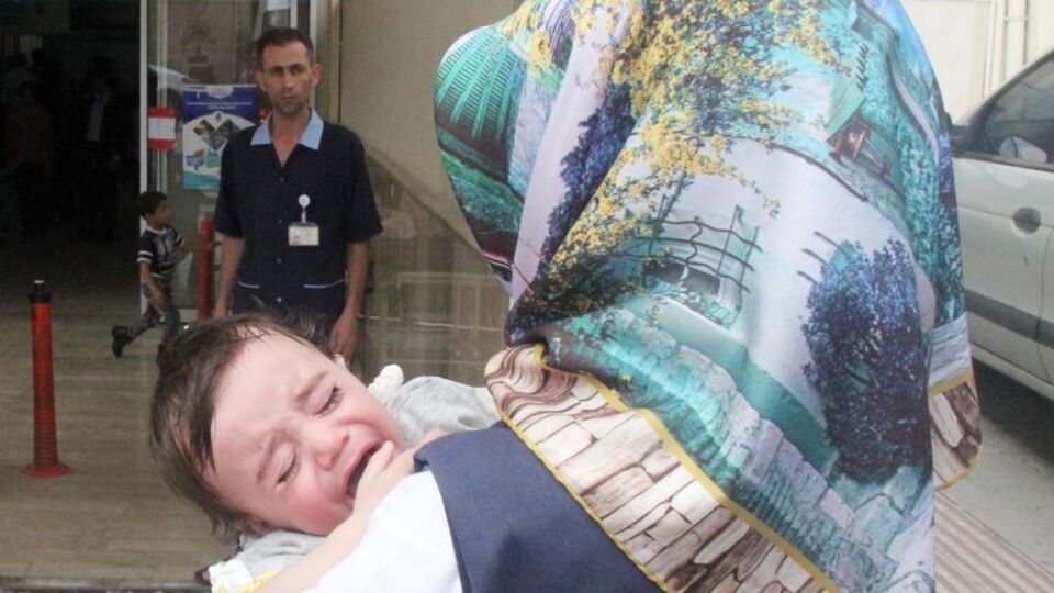 1 yaşındaki bebeği boş araziye bıraktılar!