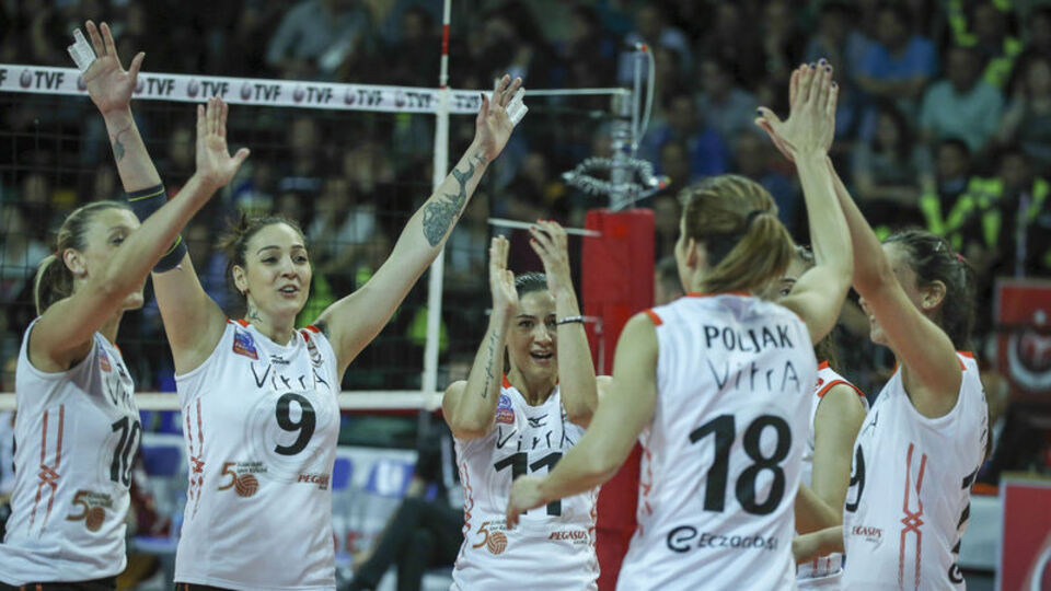 Eczacıbaşı Galatasaray'ı geçti