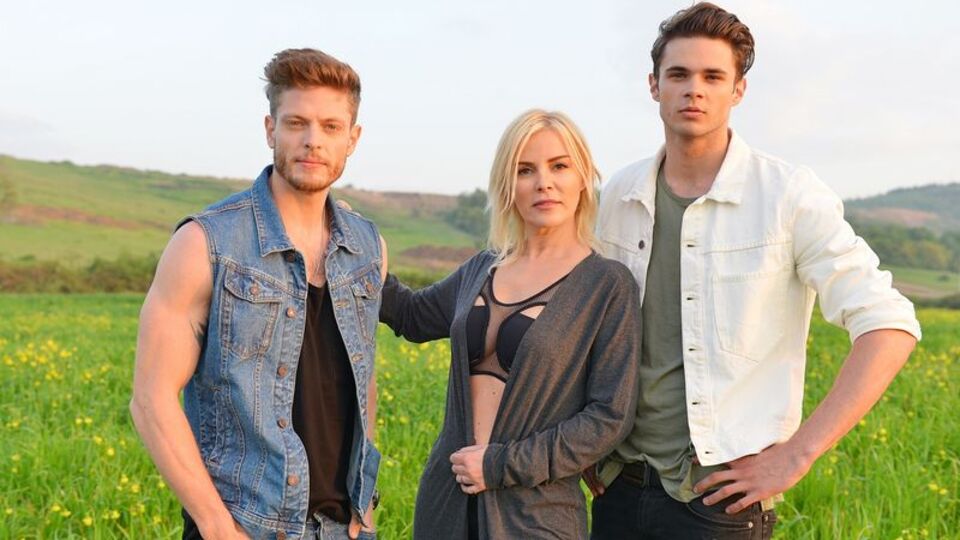 Yeni şarkısını kliplendirdi