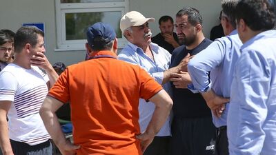 Oğlunun güreşini izlerken...