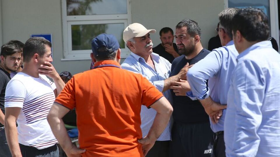 Oğlunun güreşini izlerken...