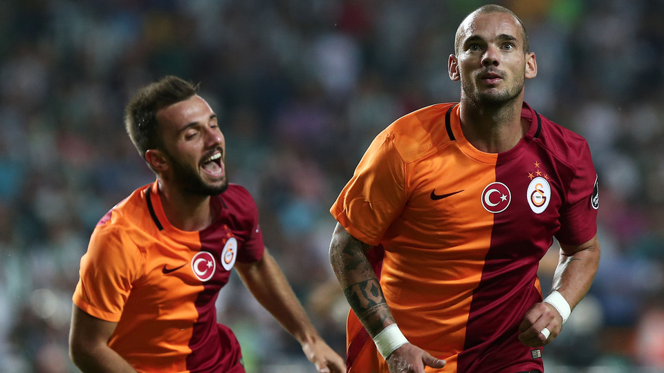 Sneijder: "Takımda kalmalı"