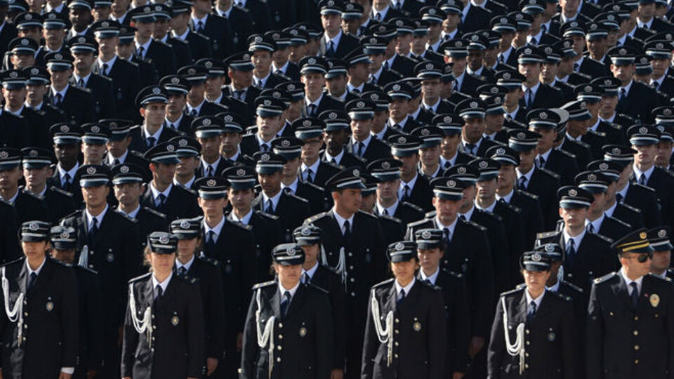 Polislerin kimlikleri değişti