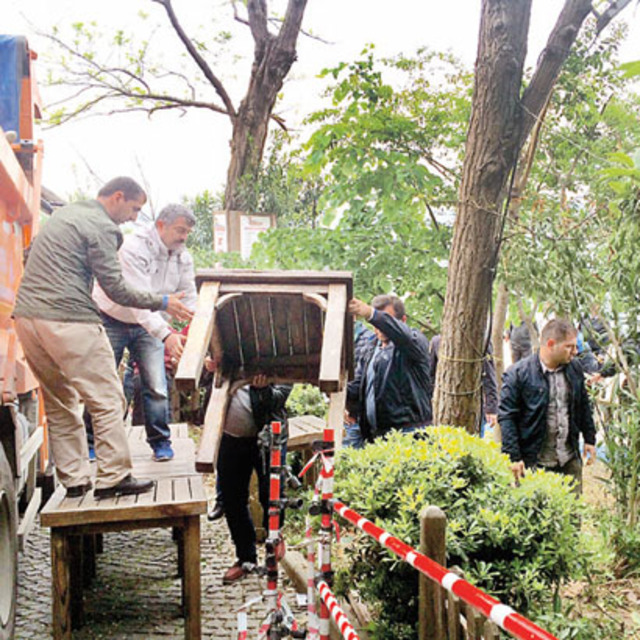 Duvarı çöken çay bahçesinde tahliye krizi