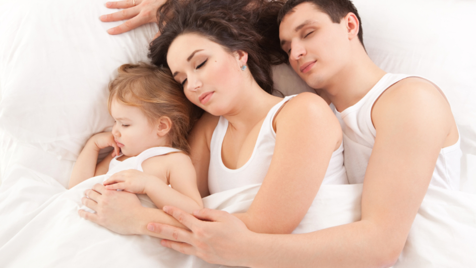 Babalar annelerden daha çok uyuyor!