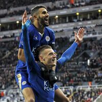Leicester City futbolcularını bırakmıyor