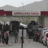 Alışverişten dönünce evinin önündeki kalabalığı gördü ve...