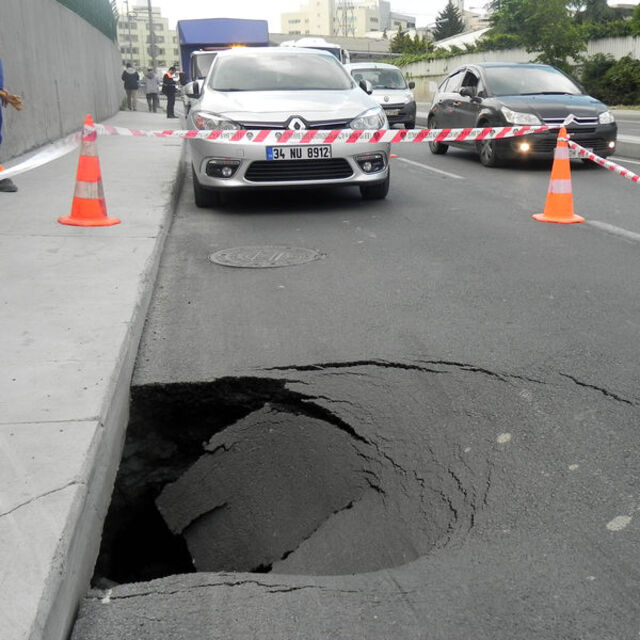 Merter'de yol çöktü!