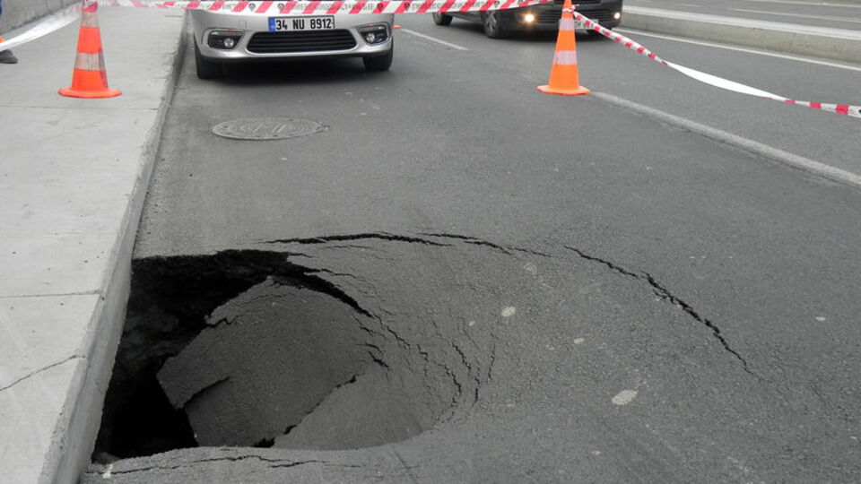 Merter'de yol çöktü!