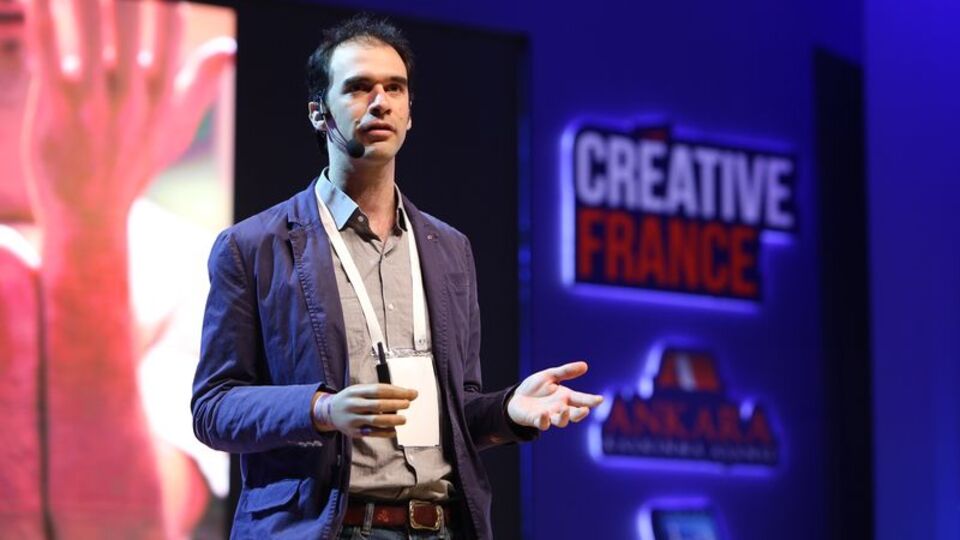 200 Euro'ya kendisi için biyonik el üretti