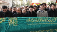 "Babam annemin cenazesinde yoktu"