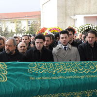 "Babam annemin cenazesinde yoktu"