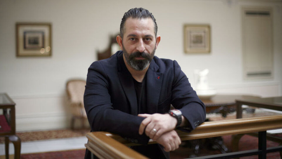 Cem Yılmaz dikkat! Evine gelen misafirler...