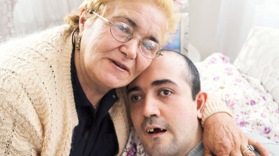 Doktorlar 'Ölür' dedi o, 30 yıldır bakıyor